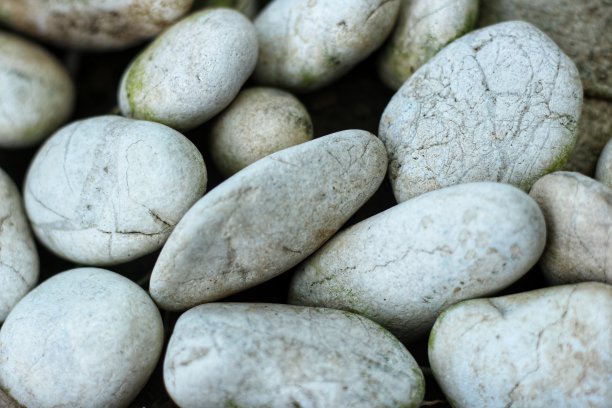 白色石头的背景纹理。花园装饰。图片下载