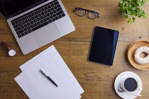 办公工具放在办公桌上图片下载