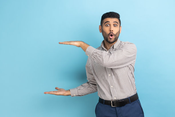 惊讶的胡须商人展示广告区域图片下载