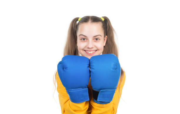 快乐少年拳击手戴着拳击手套准备战斗，打白上孤立，活动图片下载