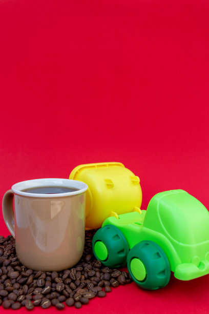 咖啡的概念。运送咖啡豆和一杯咖啡的卡车图片下载