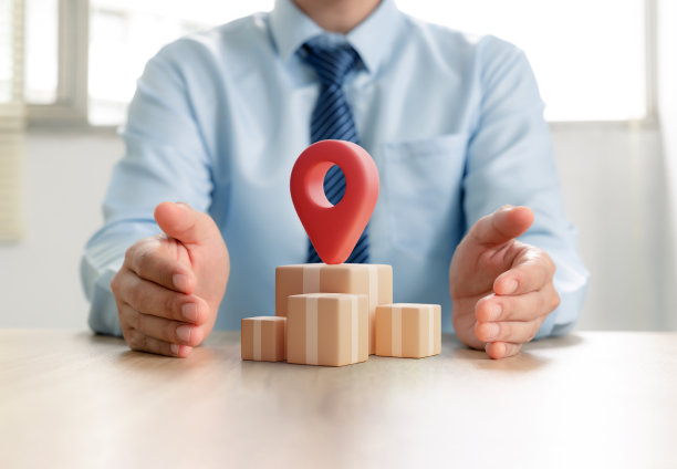 商人手里拿着纸板箱货物和GPS定位针图片下载