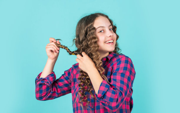 享受着闪亮的卷发。香油护发素造型。理发师供应。时尚和美丽。小女孩发廊。小孩子卷发。发型的聚会。美丽健康的头发图片下载