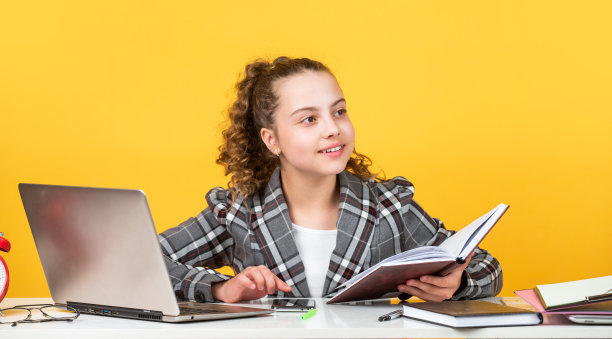 写一些想法。教育的概念。在线教育和人。童年的幸福。准备好学习。学习在家里。想象她是秘书。小企业主。回到学校图片下载