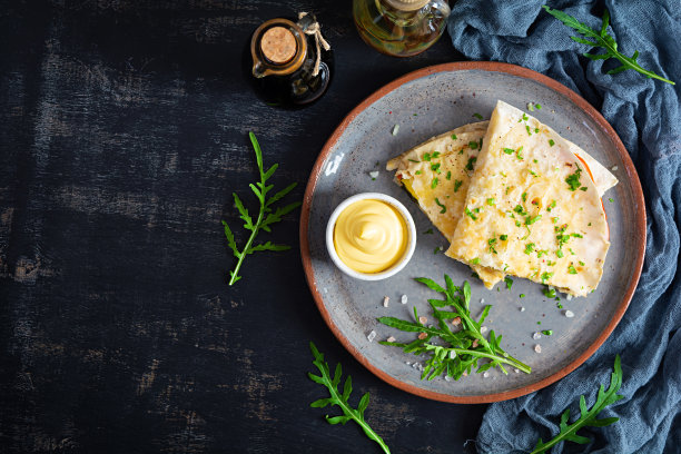 煎皮塔饼配炒蛋、西红柿、肉和奶酪。塞亚美尼亚式面包图片下载