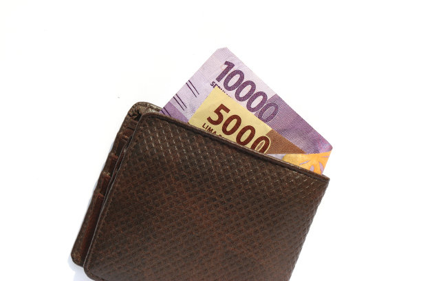 里面有印尼钞票的钱包。图片下载