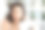 一个女人在照镜子时捏破了一个痘痘。图片下载