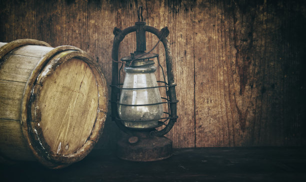 木桶葡萄酒，啤酒和复古煤气灯在一个木制的架子上，文字的空间图片下载