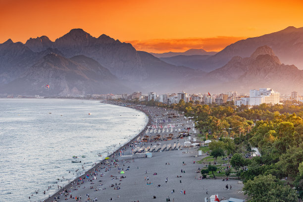 日落HDR效应的风景和著名的康雅尔提海滩在安塔利亚度假小镇。巍峨的山脉，背景是薄雾。假期和假期在土耳其图片下载