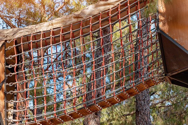 冒险绳索公园细节。儿童游乐场和活动概念图片下载