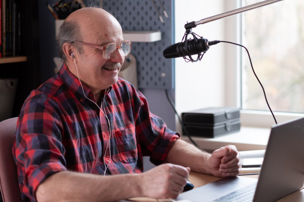 资深商人激励演讲者用摄像机拍摄视频图片下载