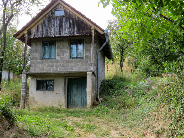 古老的酒屋，有一个无人问津的花园图片下载