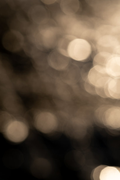 美丽的背景水在夕阳的射线。图片下载