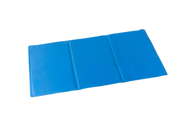 蓝色宠物冷却垫或地毯孤立在白色背景与修剪路径图片下载