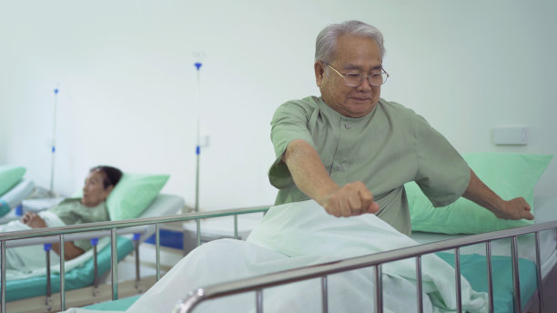 快乐的老年亚洲病人或退休的人微笑，做运动，在疗养院工作在医院。老年人生活方式活动娱乐。退休。保健理疗。图片下载