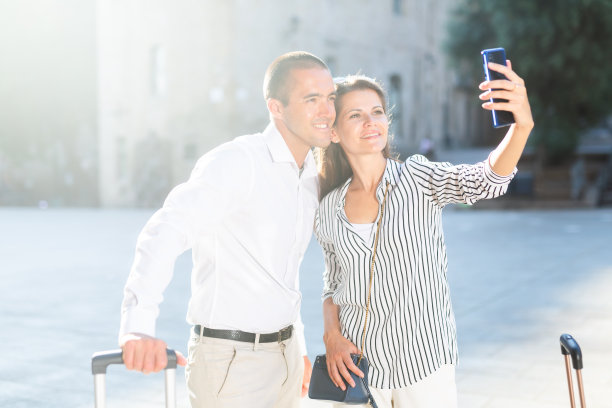 几个拿着手机自拍的旅行者图片下载