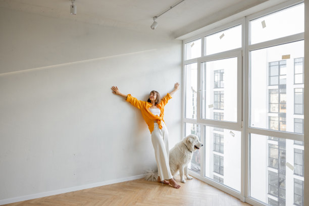 女人和狗在新公寓图片下载