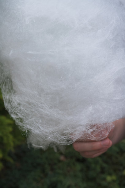 手里拿着刚出炉的白色棉花糖图片下载