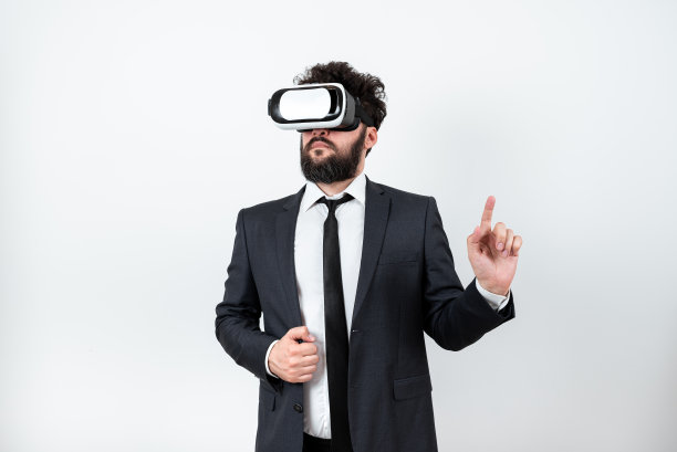 戴着Vr眼镜的男人用一根手指指着重要信息。拥有虚拟现实眼镜并显示重要信息的商人。图片下载
