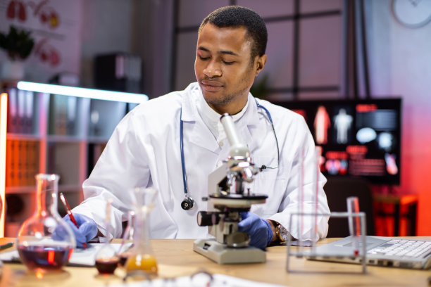 微生物学家或医务工作者使用装有血液的试管和显微镜图片下载