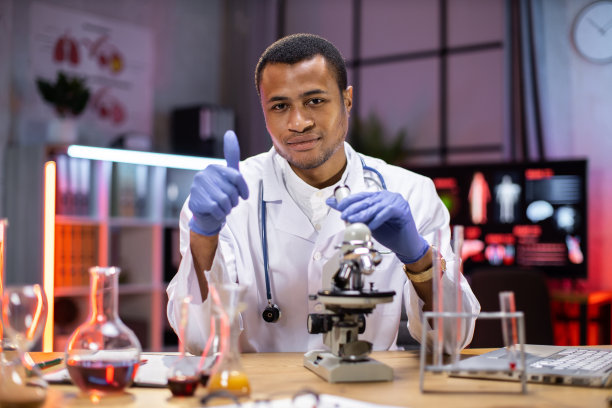 现代医学研究实验室:科学家使用显微镜工作的画像图片下载