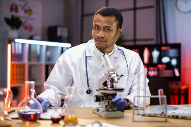 微生物学家或医务工作者使用装有血液的试管和显微镜图片下载