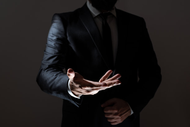 一手掌握重要信息。手掌展示关键公告。西装男显示最近的更新。执行显示关键信息。图片下载