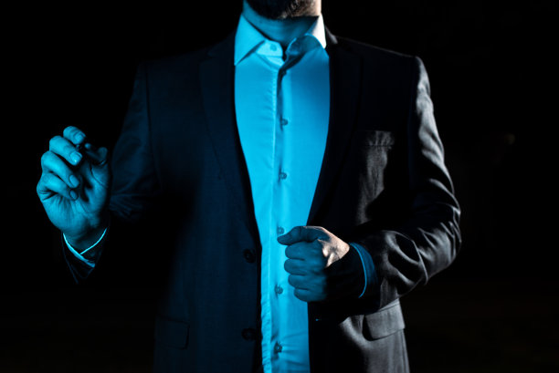 用钢笔指向重要信息。手掌展示关键公告。商人展示最近的更新。执行显示后期成就。图片下载