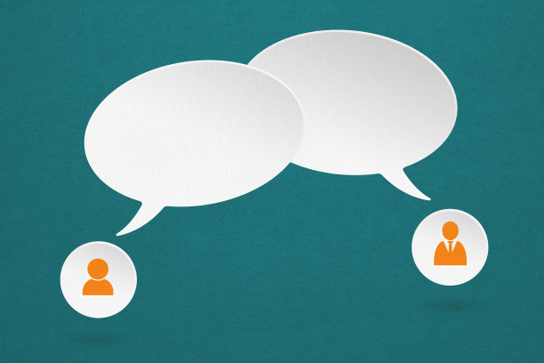 关于沟通，命令，通信，分享想法和社交媒体的概念形象，两个空白的白色演讲泡沫，经理和人剪纸在grunge深蓝色的纸背景图片下载