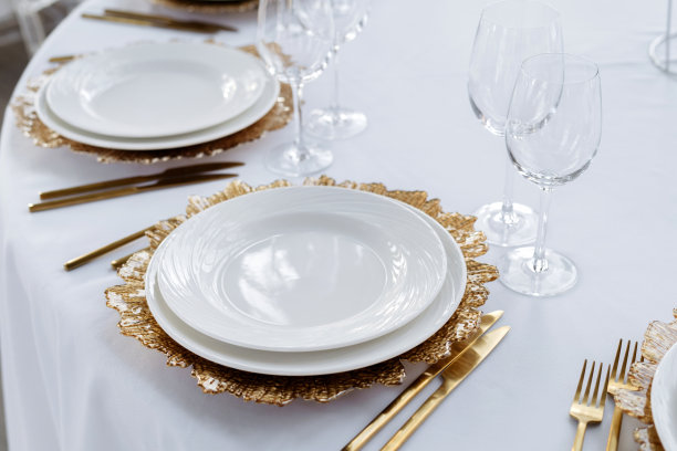 漂亮的餐桌，金色的盘子，俯瞰。婚礼活动，豪华餐饮。图片下载