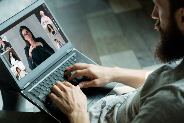 在线面试视频会议男人的业务团队图片下载