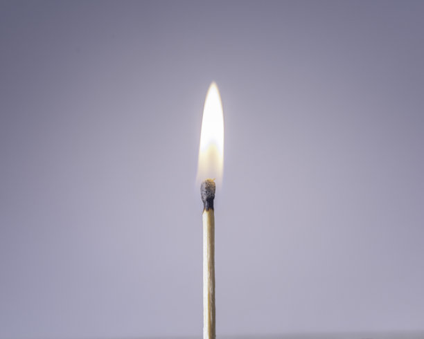 一根点燃的木头火柴图片下载