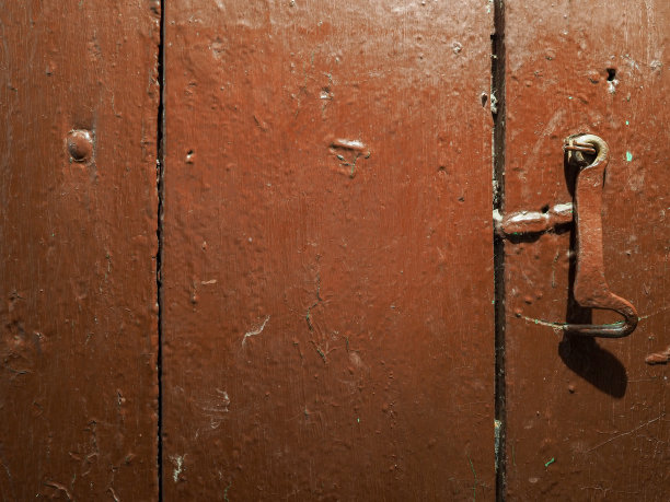 棕色木门上的老式锁钩。图片下载