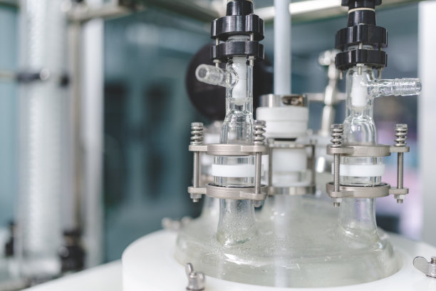 化学药物科学家在医学实验室从有机大麻大麻植物中研究CBD油，测试一种大麻天然草本植物，使一种替代草药提取物药物的健康图片下载