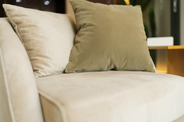 客厅的现代室内以部分沙发和布置在晴天的布置枕头和白色窗帘的室内细节设计背景概念图片下载