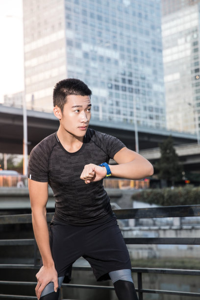 年轻人在高楼林立的城市街道上训练跑步- stock photo图片下载