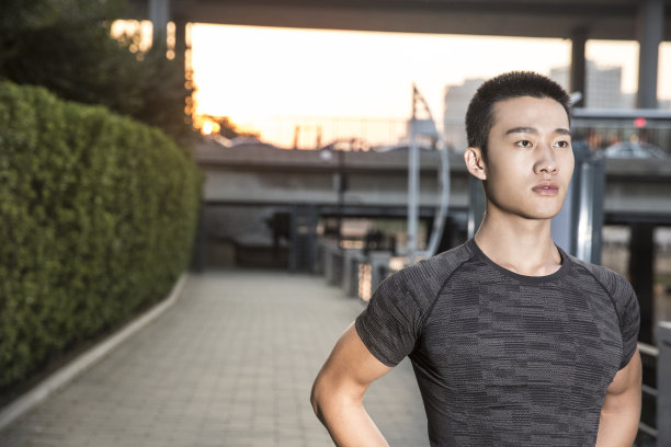 年轻人在清晨的城市街道上跑步训练，特写-库存照片图片下载