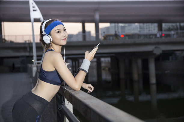 年轻的东亚男子在清晨的城市街道上进行体育训练-库存照片图片下载