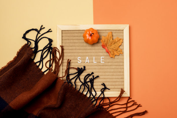 柔和的秋天颜色温暖围巾秋天落叶南瓜公告板与信息销售黄色和橙色背景销售购物概念图片下载