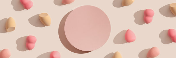 化妆海绵和几何粉色平台作为米色横幅。为产品介绍或粉底霜模拟化妆背景。俯视图海绵和讲台展示化妆品图片下载