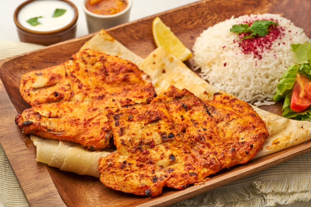 鸡胸饭在一个盘子孤立的灰色背景的快餐的侧视图图片下载