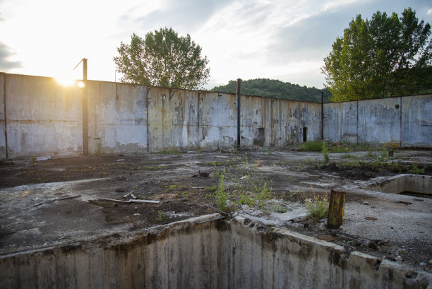 废弃工厂的破败景象。后面有日落图片下载