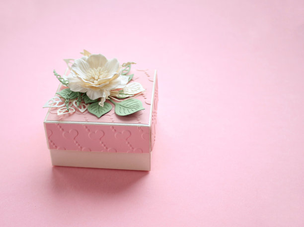粉色礼盒纸花和心形在粉红色的背景图片下载
