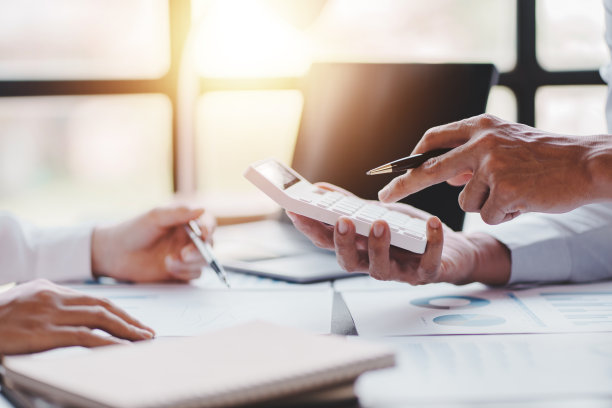 金融家们正在为他们的客户计算个人所得税。图片下载