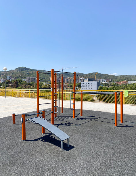 户外健身房进行街头运动图片下载