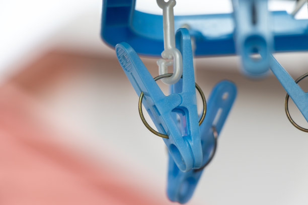 晾衣夹挂在窗边图片下载