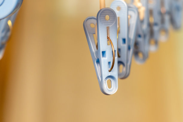 房间里挂着许多衣夹图片下载