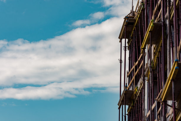 建筑一侧的旧脚手架结构图片下载