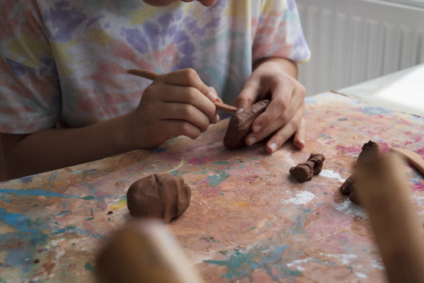 孩子们在家用手捏粘土图片下载