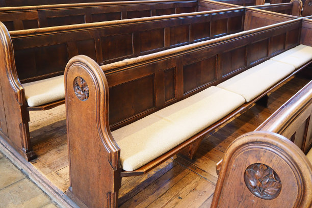 基督教教堂里的一排空座位图片下载